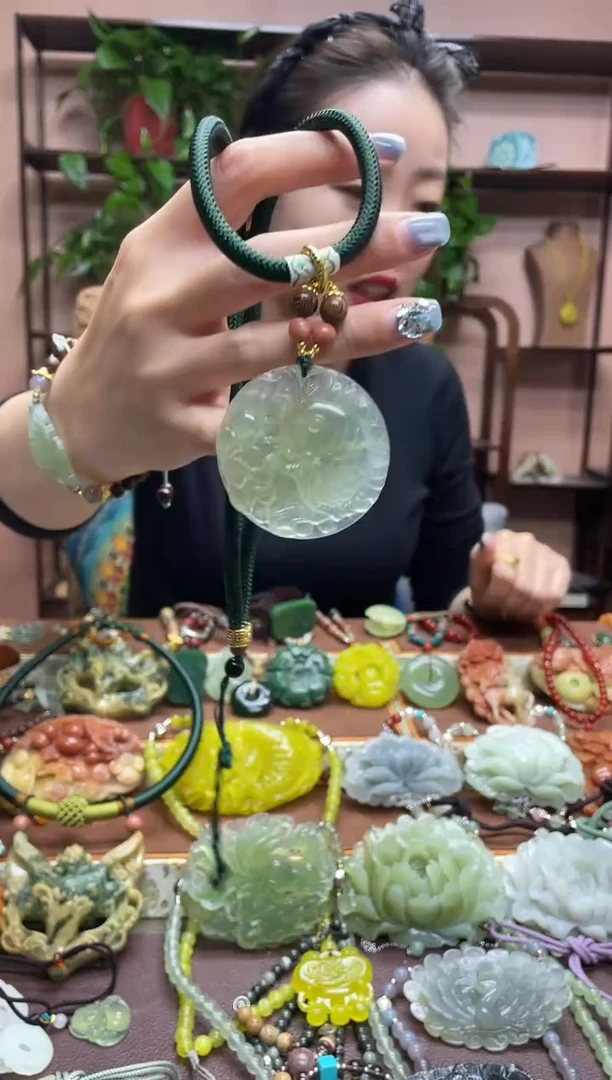 未镶嵌岫玉颈饰·1