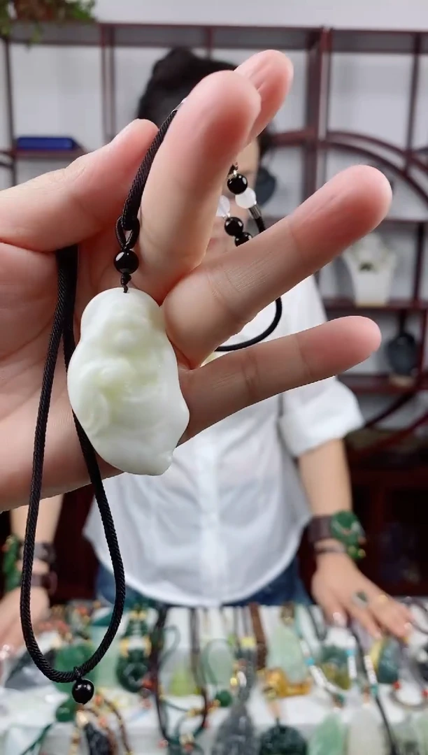 未镶嵌岫玉颈饰佛公