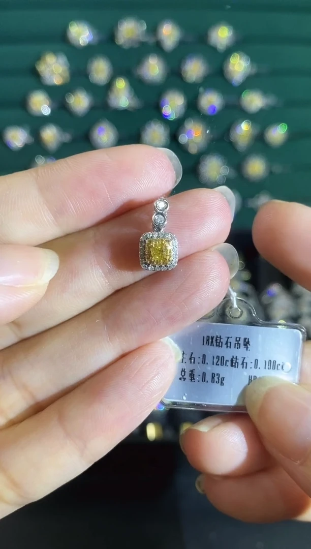 18K金镶嵌吊坠钻石000