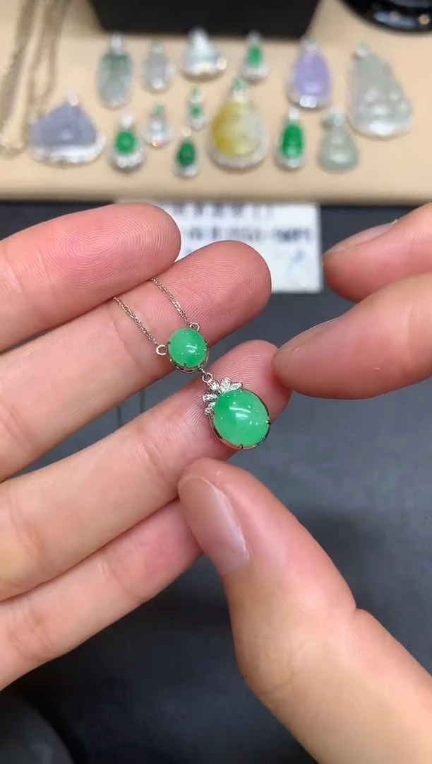 颈饰18K金镶嵌翡翠蛋面【无服务费