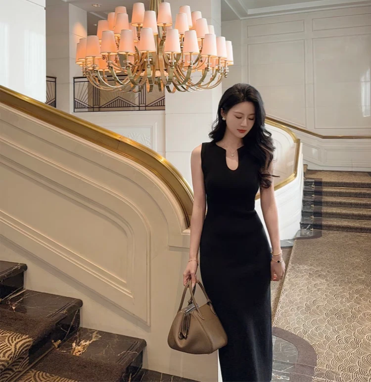 法式U领针织连衣裙女夏季复古气质遮副乳修身包臀无袖开叉中长裙