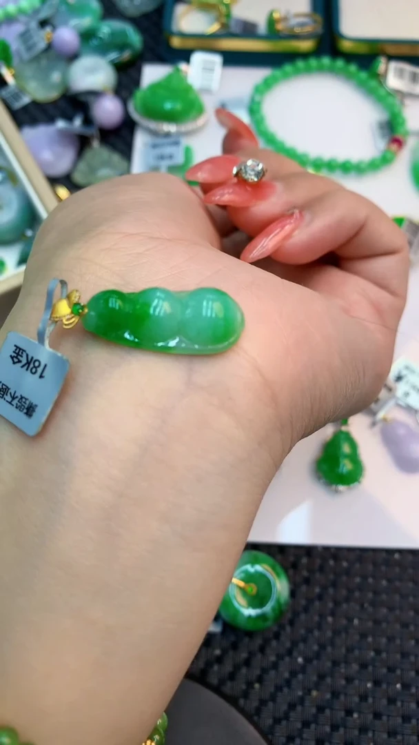 颈饰18K金镶嵌翡翠宜****?1