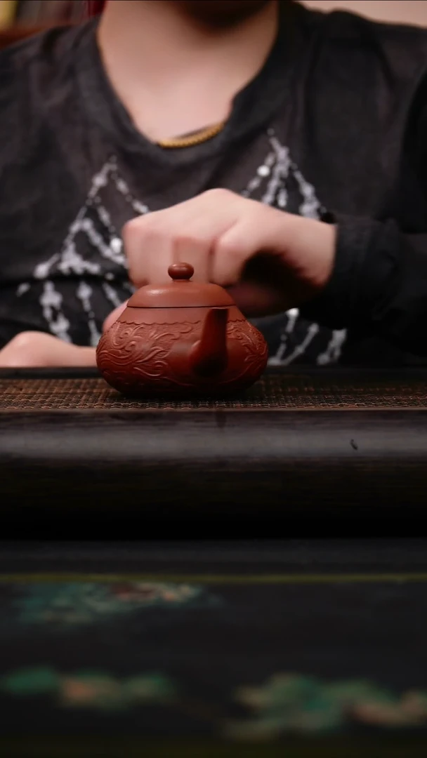 茶壶紫砂老朱泥 梨形 八刀刻绘 180cc