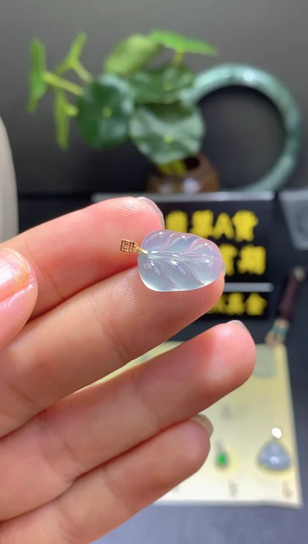 翡翠18K金镶嵌颈饰翡翠吊坠