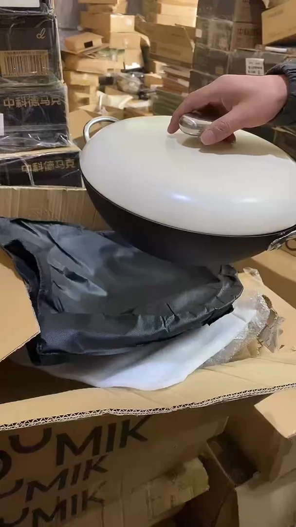 1德马克极铁锅32  鹅蛋盖有划痕