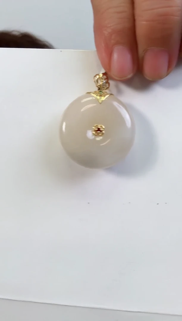 和田玉18K金镶嵌颈饰吊坠