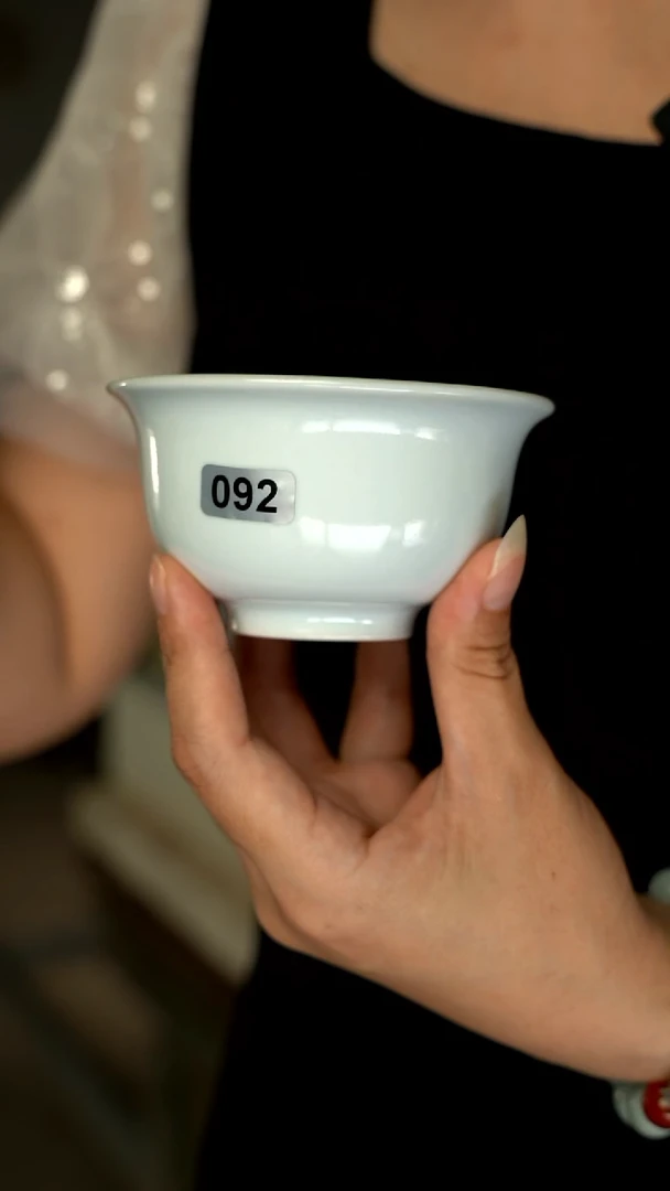 杯092号月白釉压手杯开片微微不完美
