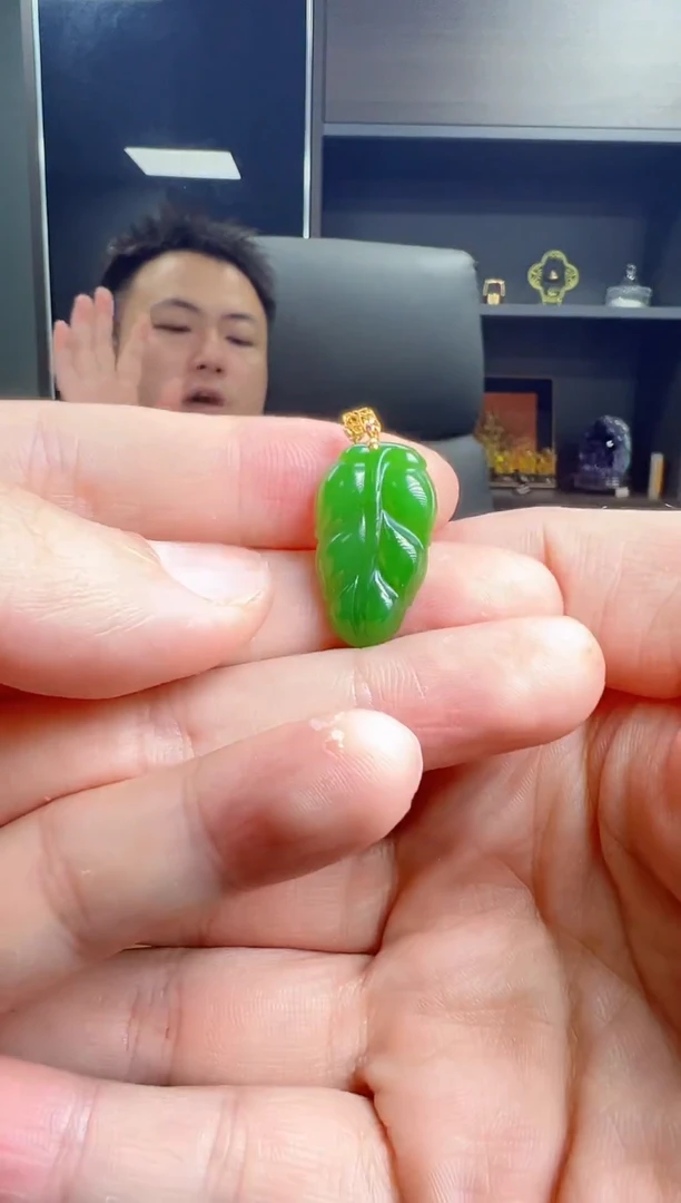 颈饰18K金镶嵌和田玉树叶吊坠