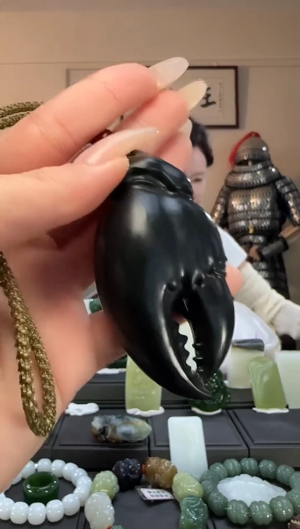 颈饰未镶嵌和田玉青玉蟹钳手把