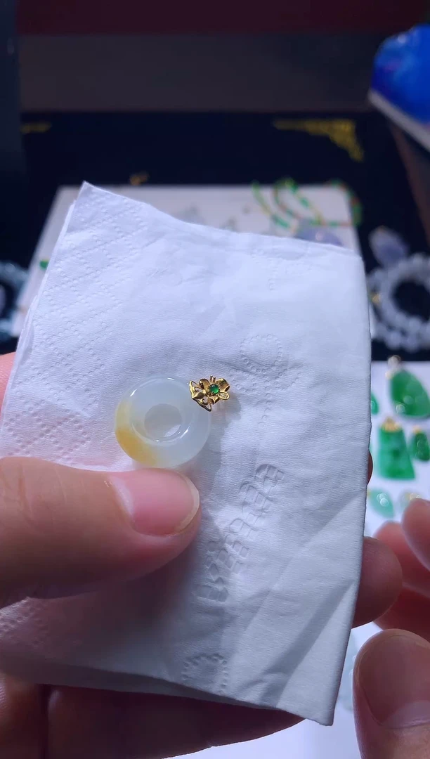 吊坠(不含链)18K金镶嵌翡翠680