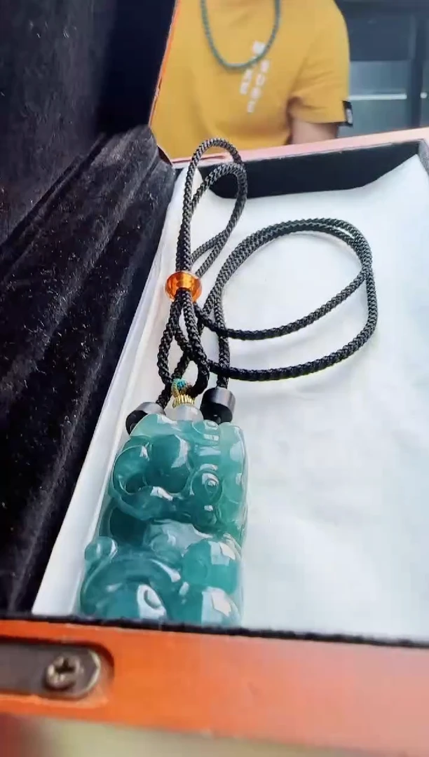 翡翠未镶嵌颈饰多样性发货其中一件