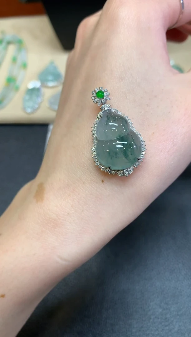 【闪购商品】翡翠颈饰18K金镶嵌葫芦【无服务费】