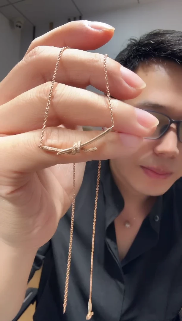 18K金镶嵌项链钻石沈***姐绳结项链