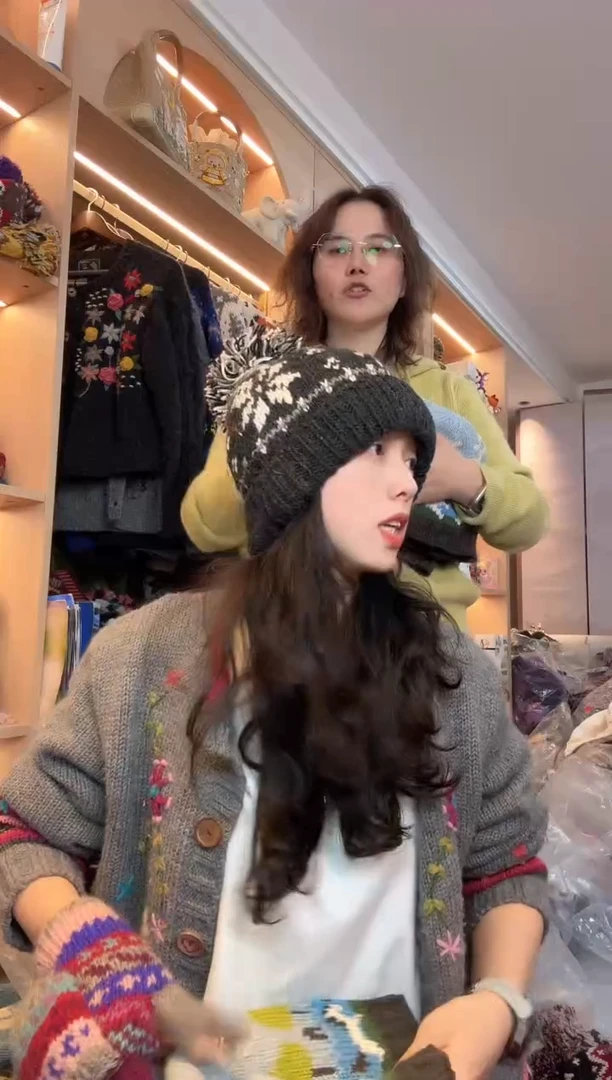 羊毛细羊毛黑色枫叶翻边帽