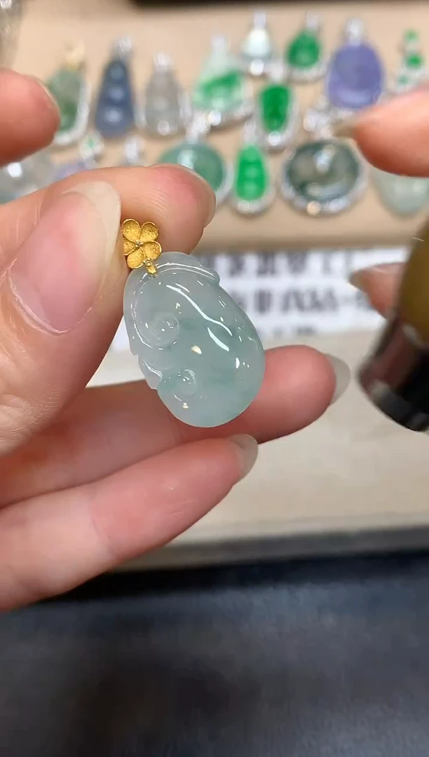 颈饰18K金镶嵌翡翠如意【无服务费