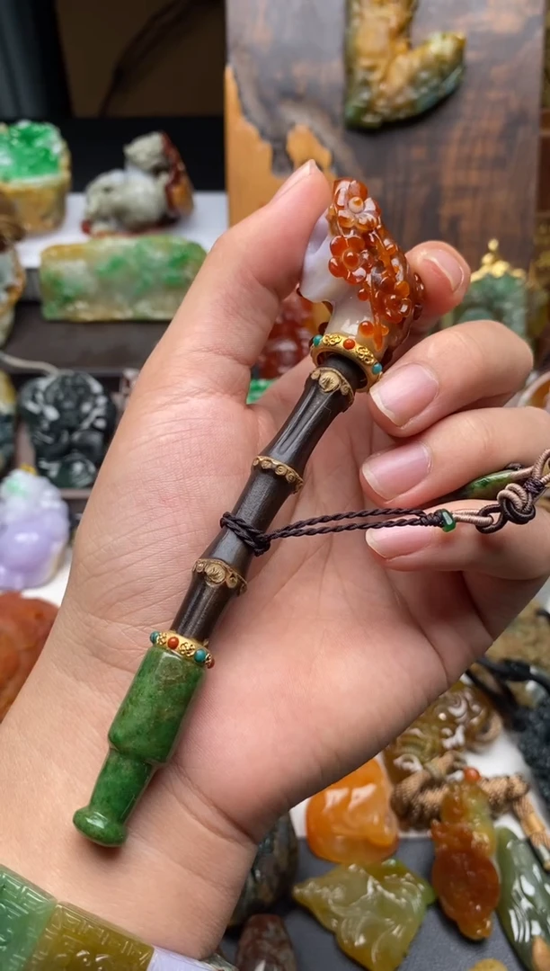 颈饰未镶嵌翡翠烟斗