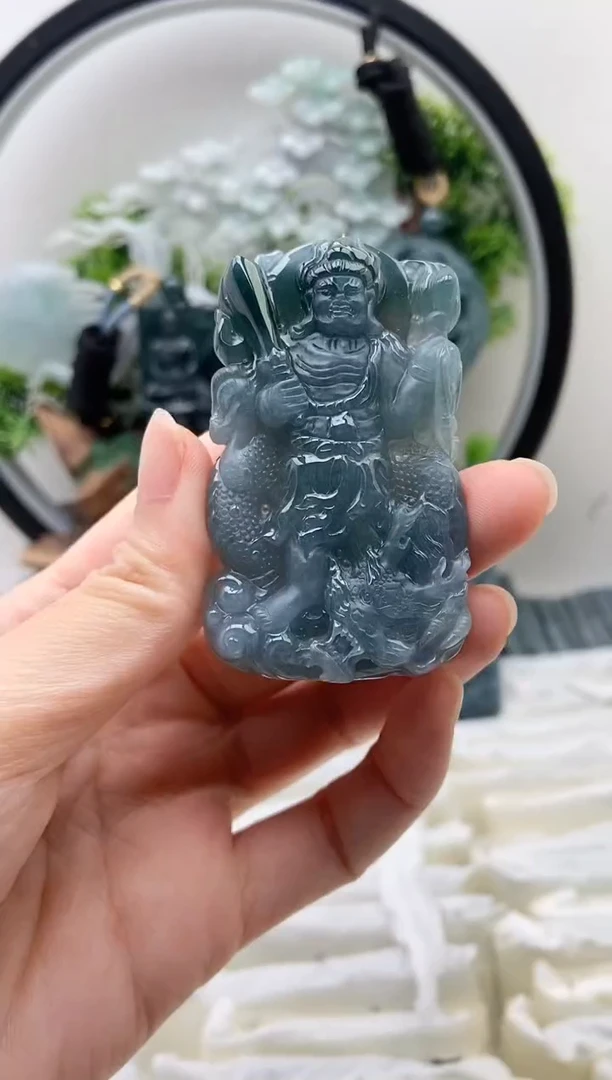 翡翠未镶嵌颈饰不动明王