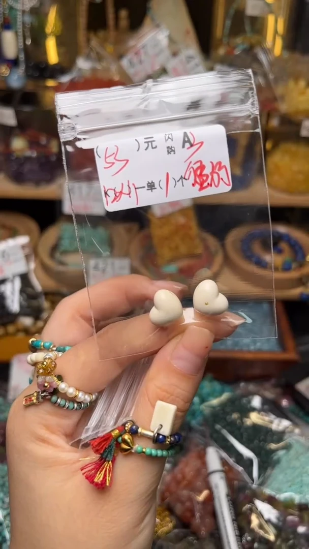 未镶嵌琥珀珠宝奇石A3