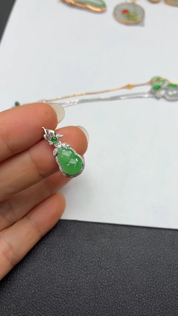 颈饰18K金镶嵌翡翠天然翡翠A货
