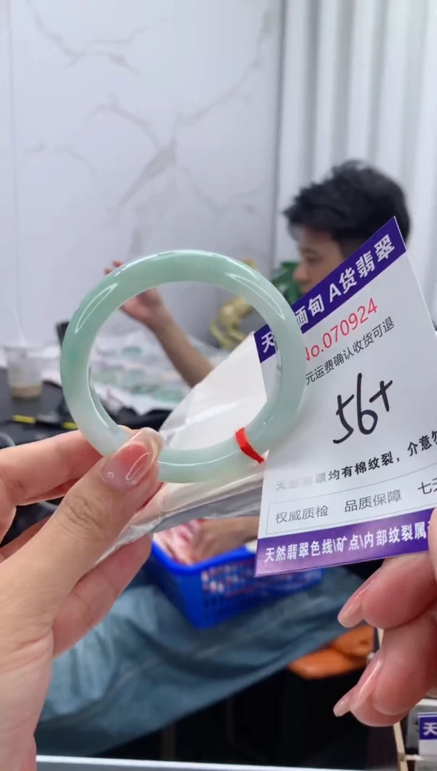 翡翠手镯未镶嵌有纹，完美者勿拍