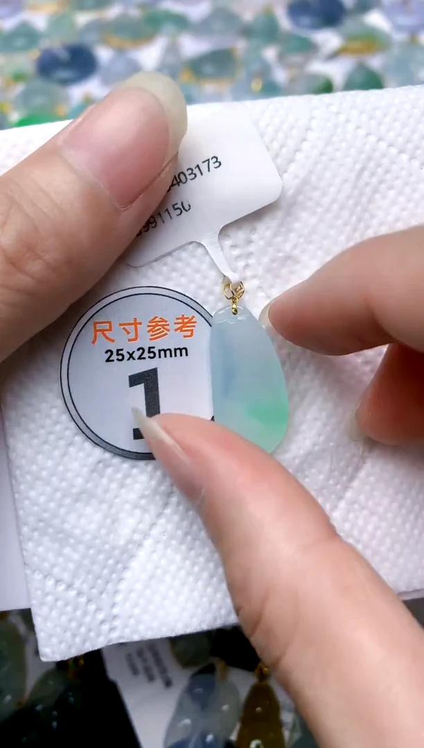 颈饰18K金镶嵌翡翠天然A货翡翠