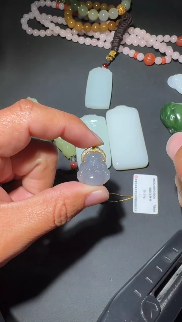 未镶嵌和田玉（糖玉）挂件和田玉