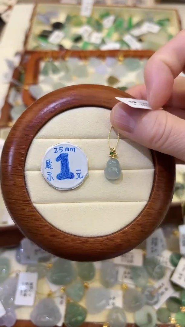 颈饰18K金镶嵌翡翠宝*葫芦