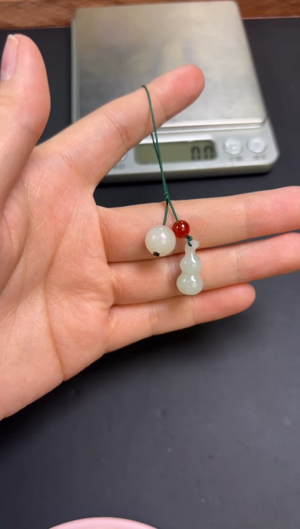 【闪购商品】和田玉吊坠(赠链)未镶嵌且末微色差近矿吊坠