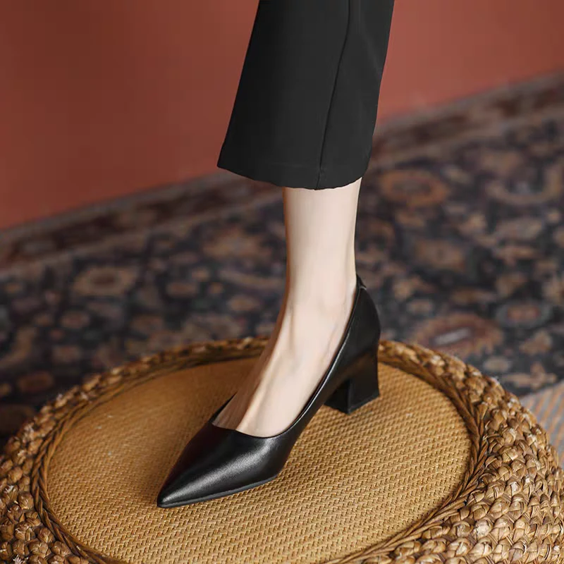 羊皮尖头不累脚粗根高跟鞋女新款气质工作职业中跟复古黑色单鞋女