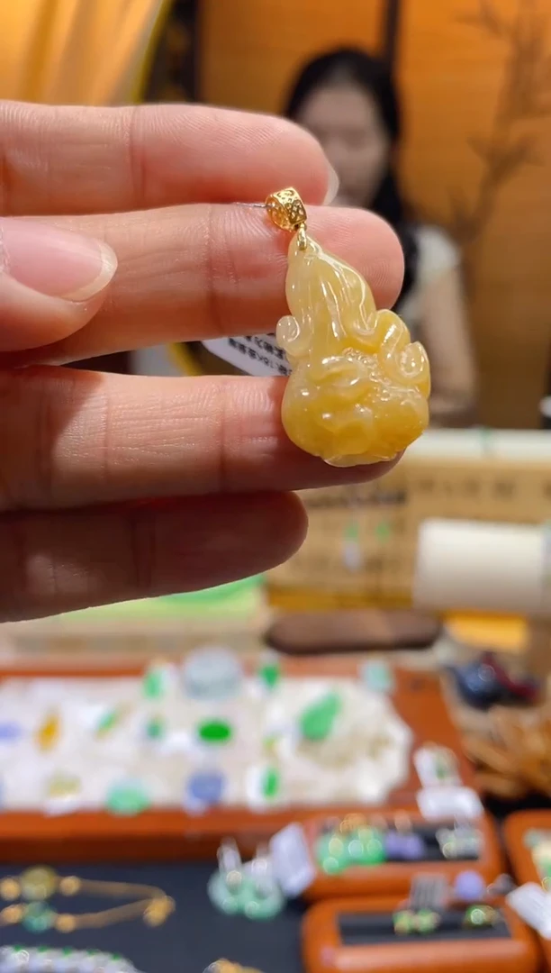 颈饰18K金镶嵌翡翠白菜