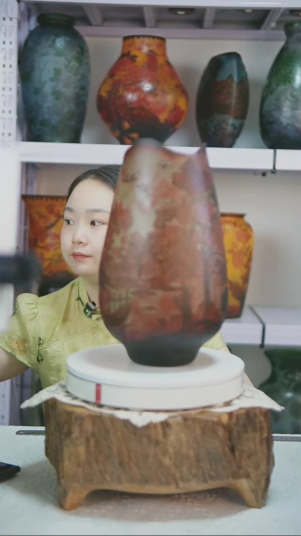 咖色山水风景格雷花瓶