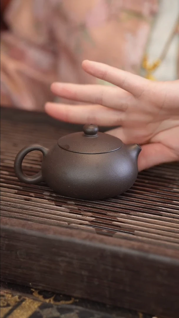 茶壶紫砂扁西施 黑金砂 半手工 140cc