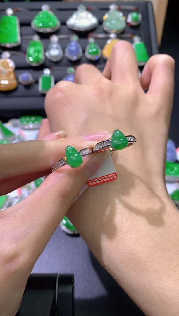 18K金镶嵌戒指翡翠葫芦