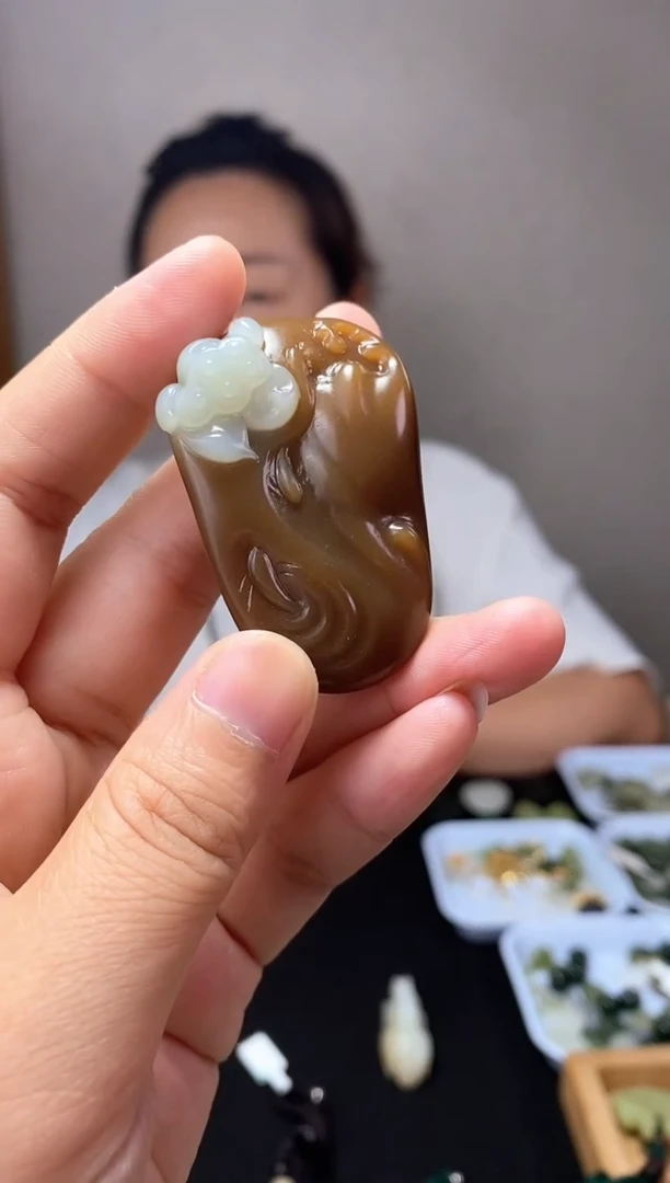 南红玛瑙未镶嵌颈饰老红糖巧雕连年有余 高货精品