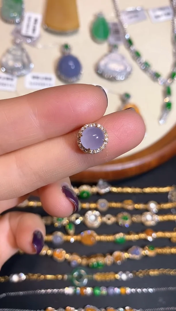 颈饰18K金镶嵌翡翠吊坠