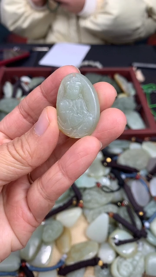 颈饰未镶嵌和田玉（多样性发一件）没有证书有瑕