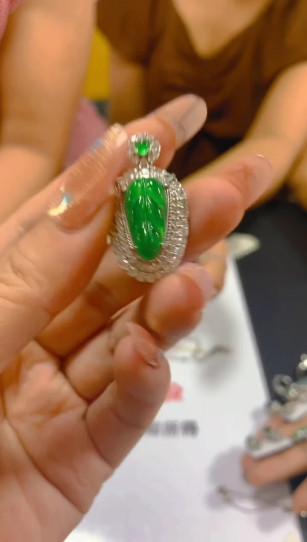 翡翠未镶嵌颈饰多样性发一