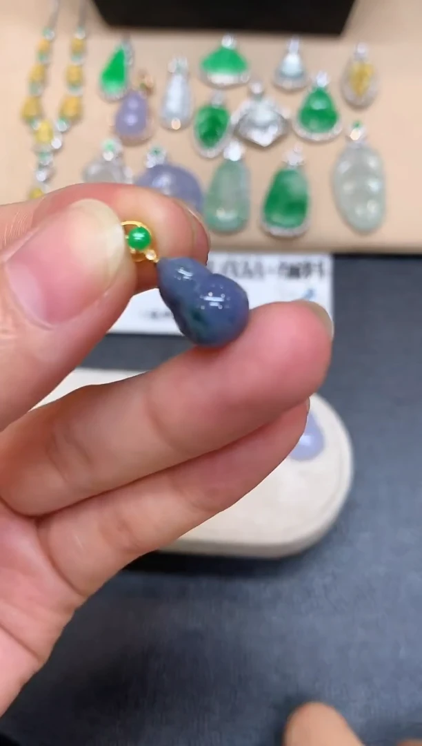 颈饰18K金镶嵌翡翠葫芦【无服务费