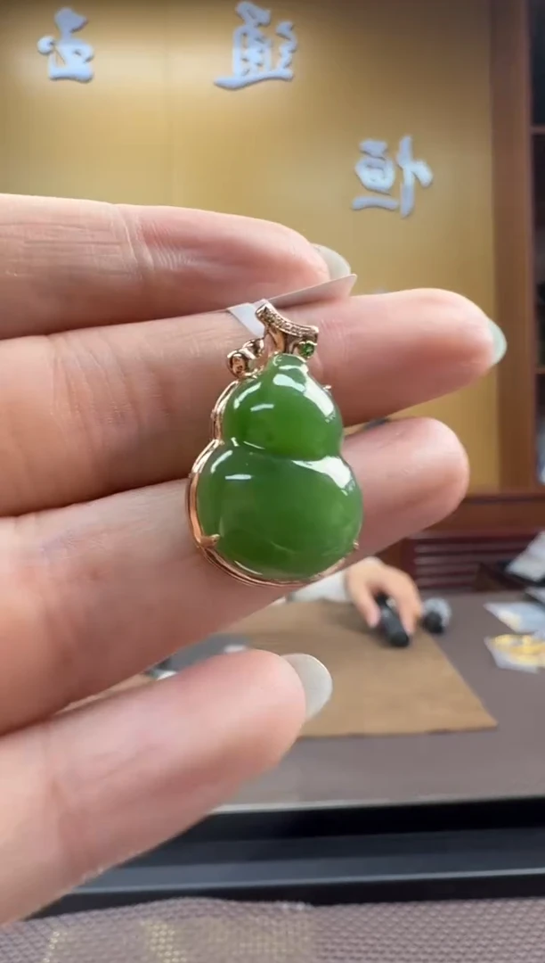 颈饰18K金镶嵌和田玉挂件