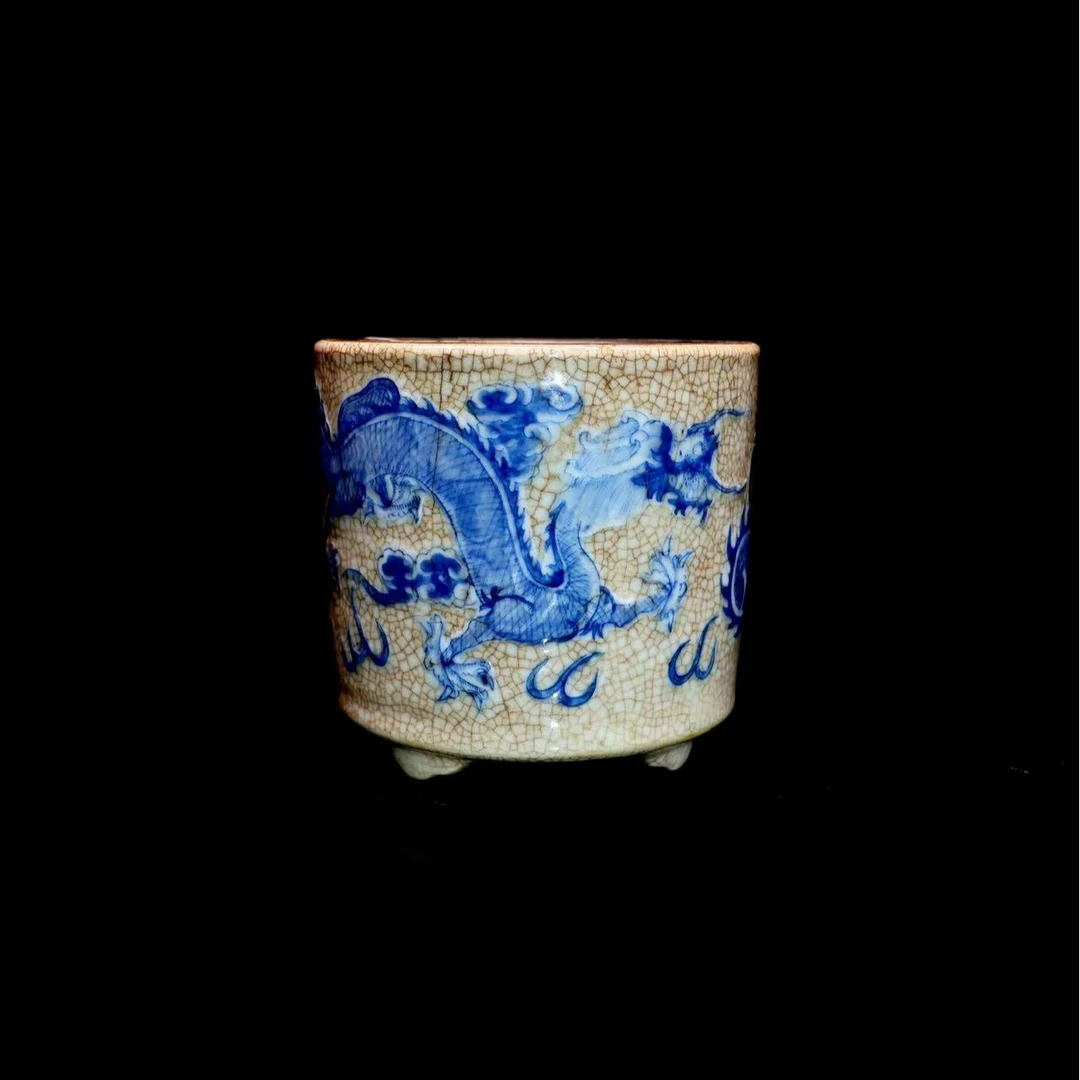 50:清中期哥釉青花双龙戏珠三足炉