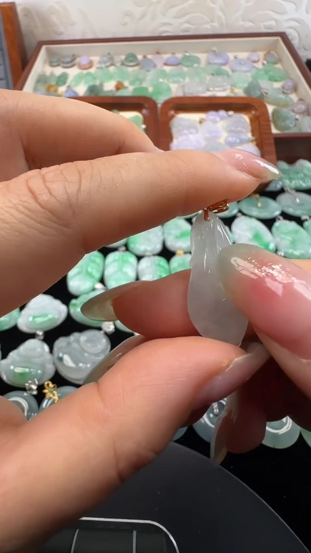 吊坠(不含链)18K金镶嵌翡翠玉兰花