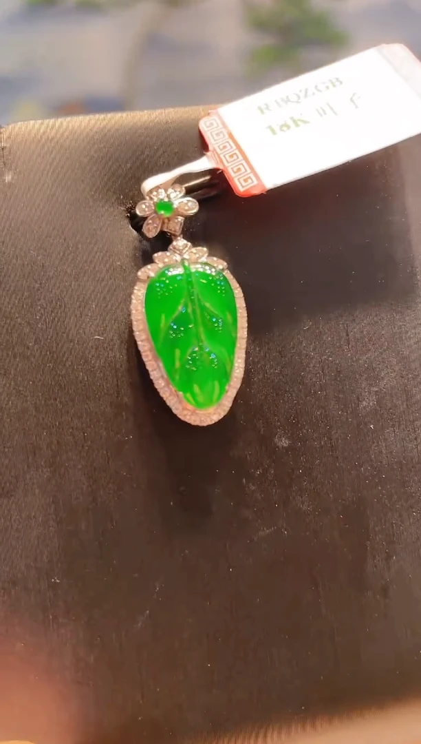 翡翠18K金镶嵌颈饰翡翠A31