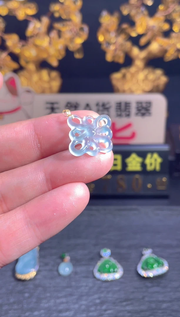 翡翠18K金镶嵌颈饰