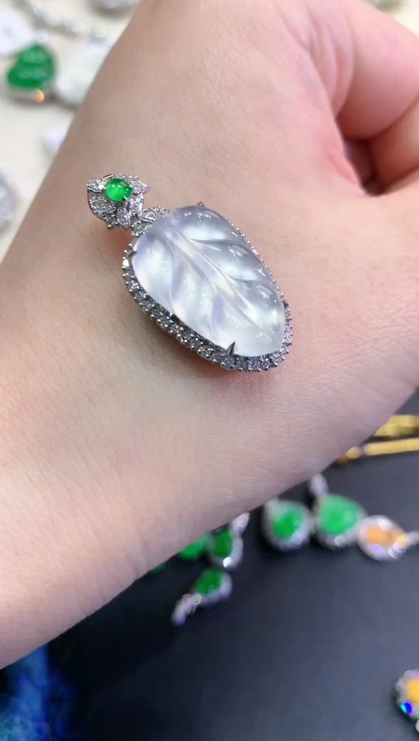 【闪购商品】翡翠颈饰18K金镶嵌C37