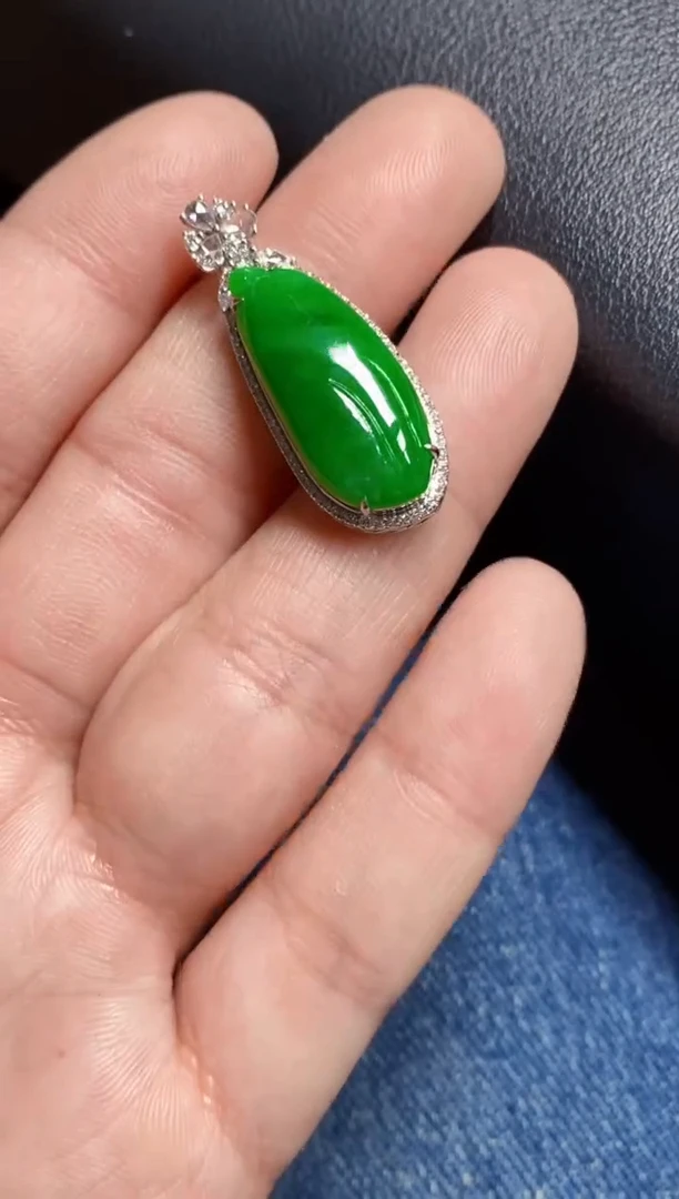 颈饰18K金镶嵌翡翠瓜