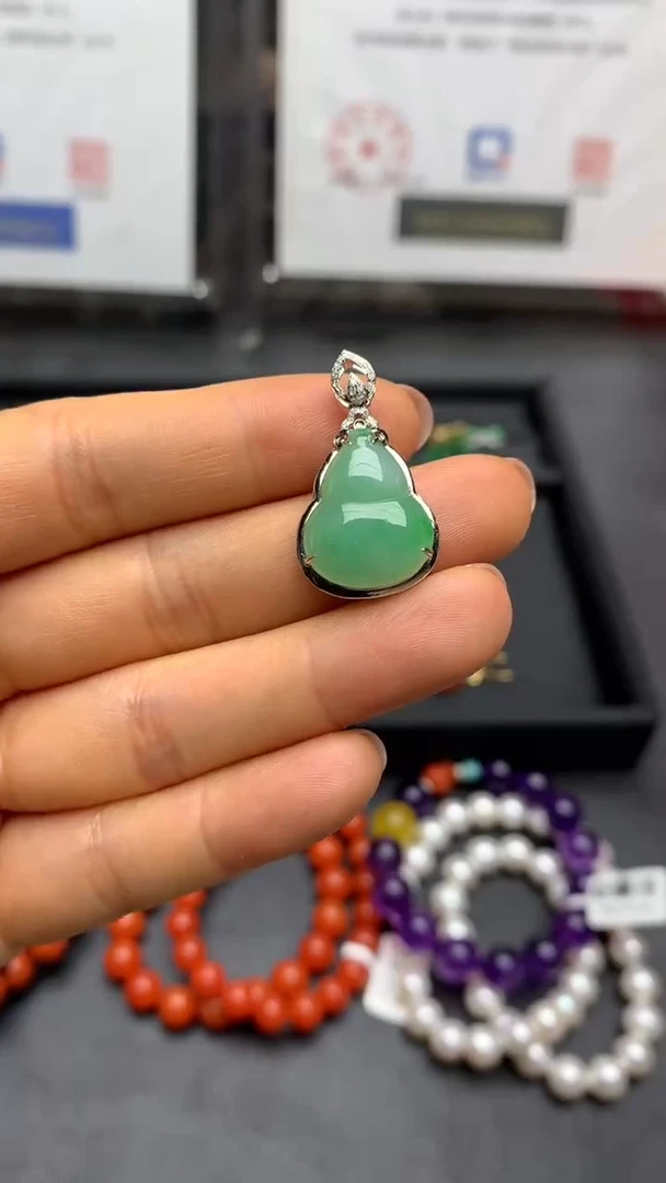 颈饰18K金镶嵌翡翠葫芦