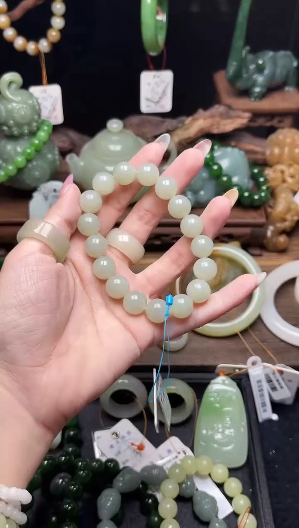 手串未镶嵌和田玉卡12且末青白 圆珠多样性发一有瑕疵