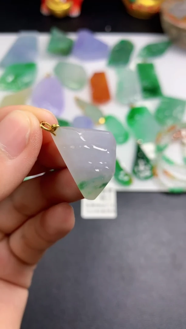 颈饰未镶嵌翡翠