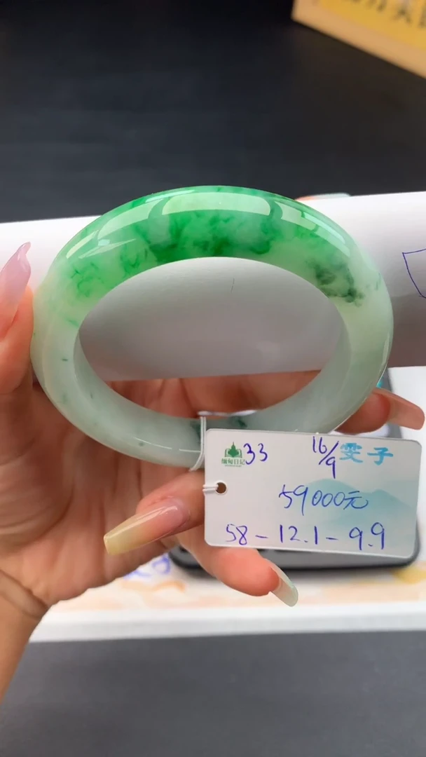 未镶嵌手镯翡翠自带#送人#，联系客服核对地址~