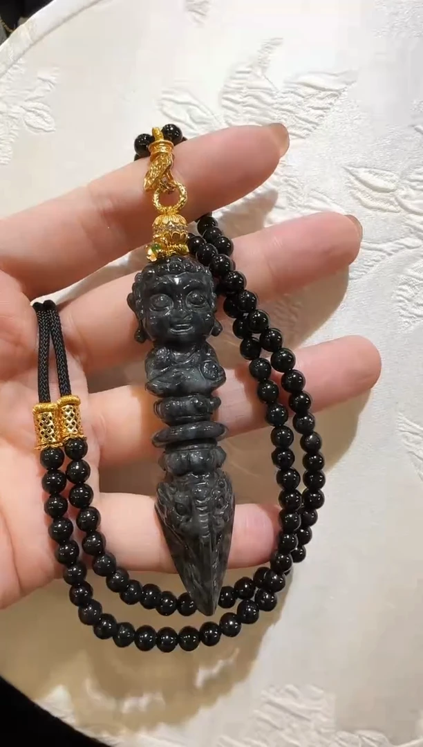 翡翠未镶嵌颈饰国风